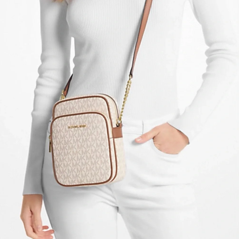 Michael Kors Jet set Med Travel Vanilla
Leather crossbody monogram - Picture 1 of 7